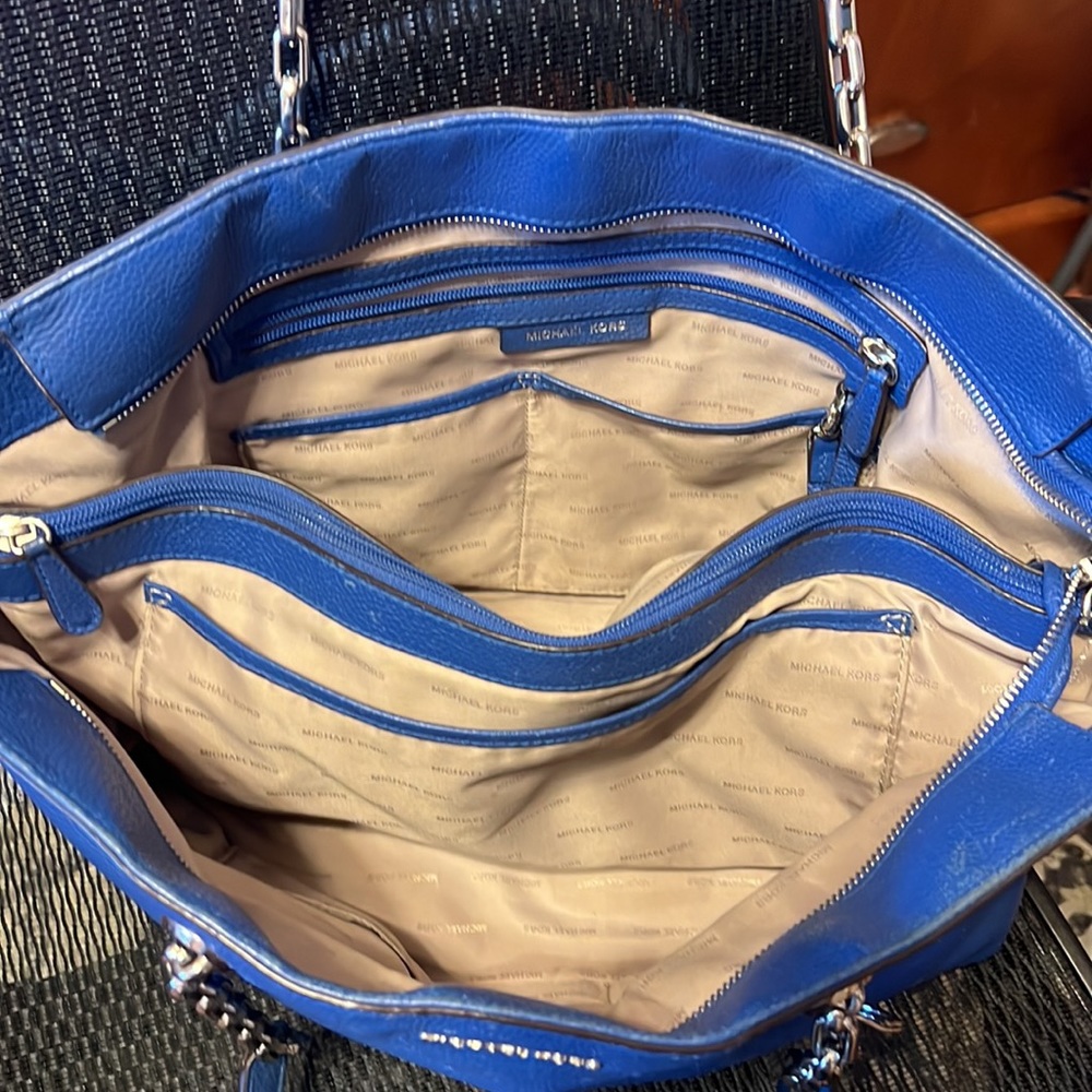 MICHAEL KORS LARGE PEBBLED LEATHER TOTE - Picture 8 of 12